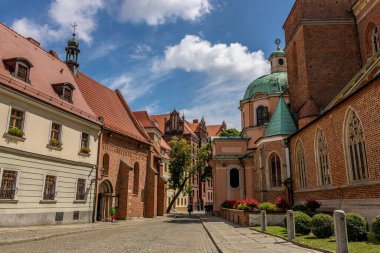Güzel gökyüzü ve yan sokaktan gelen bulutlarla kaplı bir kilise.