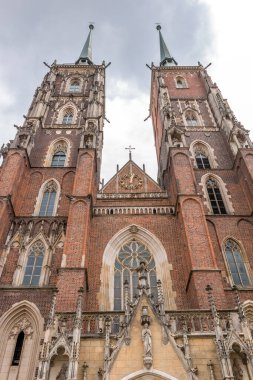 Güzel gökyüzü ve yan sokaktan gelen bulutlarla kaplı bir kilise.