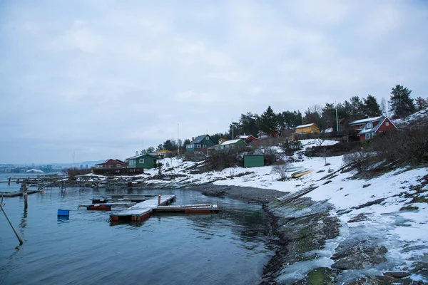 冬季挪威奥斯陆海岸 大量停泊在市中心的船只上覆盖着积雪 — 图库照片