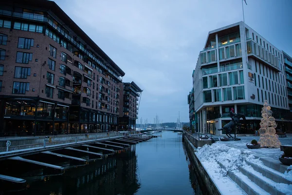 Modern Arkitektur Staden Oslo Norge Vintern Med Juldekoration Det Snötäckta — Stockfoto