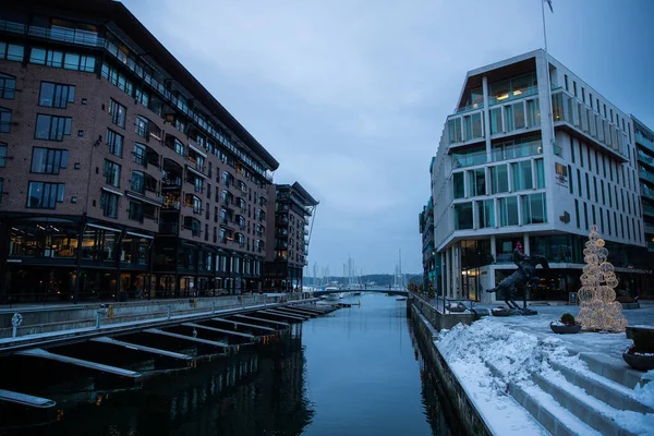 Modern Arkitektur Staden Oslo Norge Vintern Med Juldekoration Det Snötäckta — Stockfoto