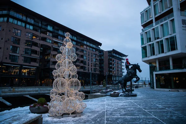 Moderní Architektura Města Oslo Norsko Zimě Vánoční Výzdobou Zasněženém Centru — Stock fotografie