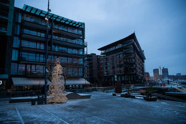 Modern Arkitektur Staden Oslo Norge Vintern Med Juldekoration Det Snötäckta — Stockfoto