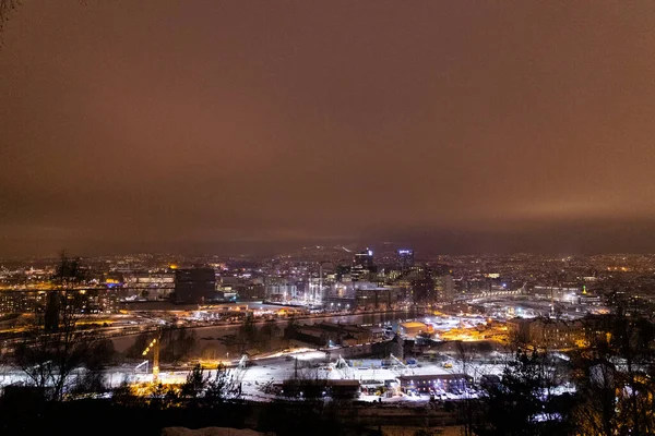 在冬季俯瞰挪威奥斯陆市中心 傍晚时分 到处都是新雪 — 图库照片