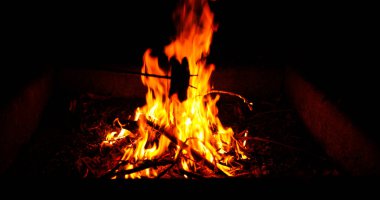 Yine rüzgarla parlayan kömür alevleri ve süper yavaş çekimde yanmaya başlar..