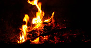 Yine rüzgarla parlayan kömür alevleri ve süper yavaş çekimde yanmaya başlar..