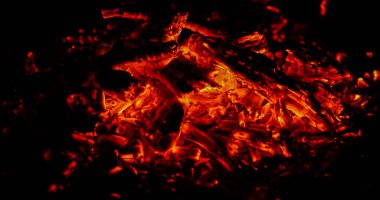 Yine rüzgarla parlayan kömür alevleri ve süper yavaş çekimde yanmaya başlar..