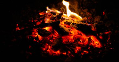 Yine rüzgarla parlayan kömür alevleri ve süper yavaş çekimde yanmaya başlar..