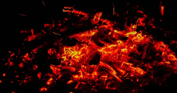 Szénégető Tüzek Amik Újra Szikráznak Széllel Elkezdenek Égni Szuper Lassított — Stock Fotó