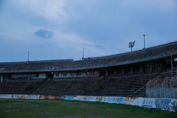 Abadoned Stadion Luzankami是目前在捷克共和国布尔诺的一个非活动场馆 在春天的夕阳西下 天空和云彩被染成了蓝色 照片来自法庭和场地中央 — 图库照片