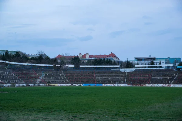 버려진 디온자 Stadion Luzankami 활동하지 경기장이다 하늘과 구름은 청색의 색조로 — 스톡 사진