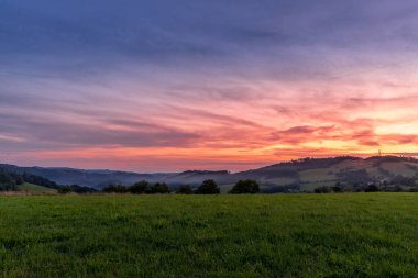Beskyd bölgesinde gün doğumu bulutlar ve vadideki dağların ve tepelerin etrafındaki çimenleri kaplayan taze sis ile karanlık gökyüzü boyalıydı..