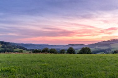 Beskydy Dağları 'nda batan güneş. Renkli gökyüzü. Turuncu ve mavi, koyu renkli bulutlar..