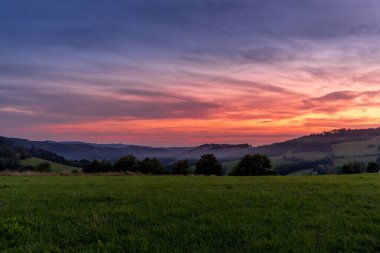 Beskydy Dağları 'nda batan güneş. Renkli gökyüzü. Turuncu ve mavi, koyu renkli bulutlar..