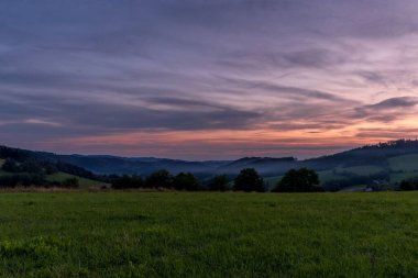 Beskyd bölgesinde gün doğumu bulutlar ve vadideki dağların ve tepelerin etrafındaki çimenleri kaplayan taze sis ile karanlık gökyüzü boyalıydı..