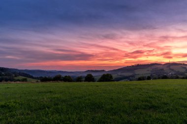 Beskydy Dağları 'nda batan güneş. Renkli gökyüzü. Turuncu ve mavi, koyu renkli bulutlar..