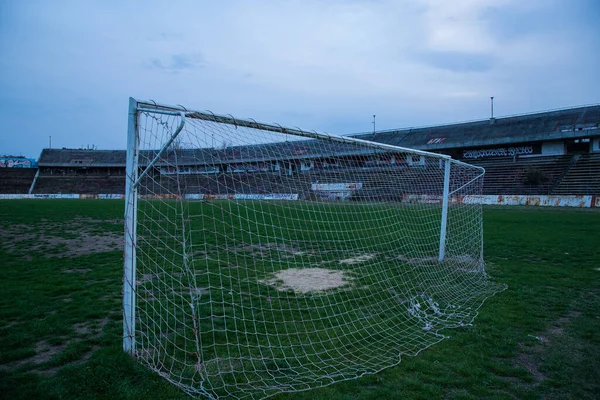 버려진 디온자 Stadion Luzankami 활동하지 경기장이다 하늘과 구름은 청색의 색조로 — 스톡 사진