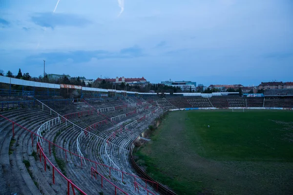 버려진 디온자 Stadion Luzankami 활동하지 경기장이다 하늘과 구름은 청색의 색조로 — 스톡 사진