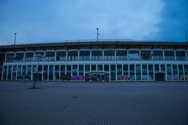 버려진 디온자 Stadion Luzankami 활동하지 경기장이다 하늘과 구름은 청색의 색조로 — 스톡 사진