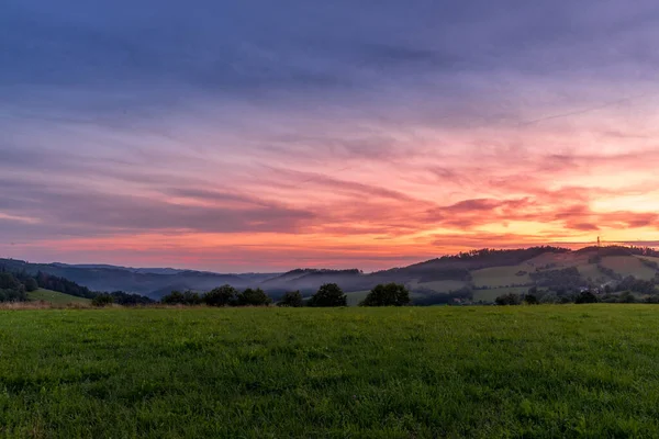 Beskyd bölgesinde gün doğumu bulutlar ve vadideki dağların ve tepelerin etrafındaki çimenleri kaplayan taze sis ile karanlık gökyüzü boyalıydı..