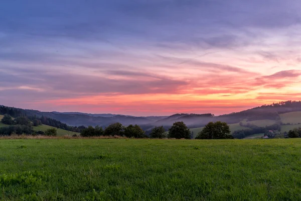 Beskyd bölgesinde gün doğumu bulutlar ve vadideki dağların ve tepelerin etrafındaki çimenleri kaplayan taze sis ile karanlık gökyüzü boyalıydı..