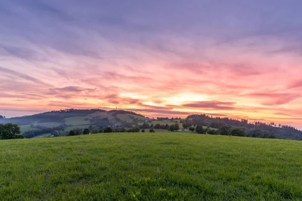 Beskyd bölgesinde gün doğumu bulutlar ve vadideki dağların ve tepelerin etrafındaki çimenleri kaplayan taze sis ile karanlık gökyüzü boyalıydı..