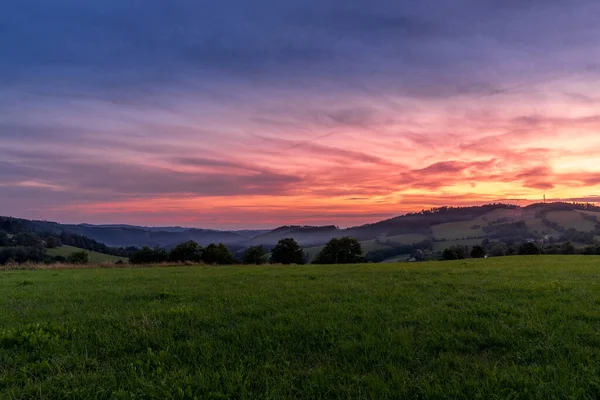 Beskydy Dağları 'nda batan güneş. Renkli gökyüzü. Turuncu ve mavi, koyu renkli bulutlar..