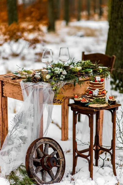 Gâteau Mariage Avec Des Fruits Une Vieille Table Bois Avec — Photo