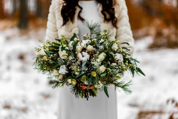 Panna Młoda Trzyma Biały Bukiet Ślubny Podczas Ceremonii Ślubnej Zimą — Zdjęcie stockowe