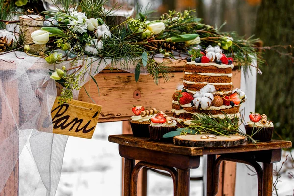 Gâteau Mariage Avec Des Fruits Une Vieille Table Bois Avec — Photo