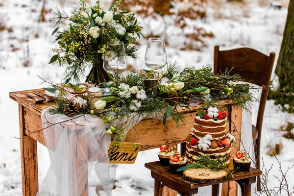 Esküvői Torta Gyümölccsel Egy Régi Fából Készült Asztal Díszítéssel Gyűrűkkel Stock Kép