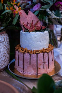 Düğün süsü düğün öncesi masada olacak. Gelin ve damat çiçekleri el yapımı kek süslemeleri ve düğün günü için her şey hazır olacak.