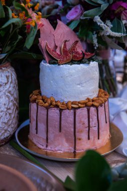 Düğün süsü düğün öncesi masada olacak. Gelin ve damat çiçekleri el yapımı kek süslemeleri ve düğün günü için her şey hazır olacak.