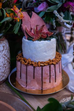 Düğün süsü düğün öncesi masada olacak. Gelin ve damat çiçekleri el yapımı kek süslemeleri ve düğün günü için her şey hazır olacak.