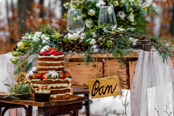 Gâteau Mariage Avec Des Fruits Une Vieille Table Bois Avec — Photo