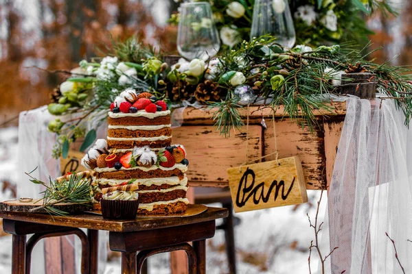 Gâteau Mariage Avec Des Fruits Une Vieille Table Bois Avec — Photo