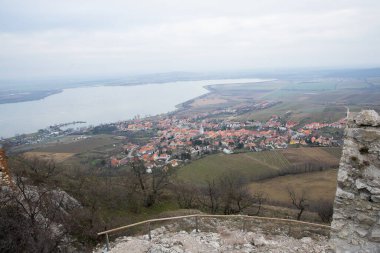 Devin 'in yamacında yer alan Güney Moravya manzarası, çevredeki tepelerin ve köylerin manzarasıdır.