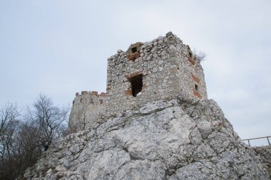 Güney Moravya 'daki bir şatonun yıkıntıları Devin Panorama tepesinde kaleye ve onun geniş çevresine uzanır.