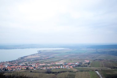 Güney Moravya 'daki kaya duvarından köyün manzarası Devin tepesinden geniş çevresinin manzarası