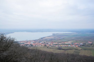 Güney Moravya 'daki kaya duvarından köyün manzarası Devin tepesinden geniş çevresinin manzarası