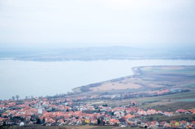 Güney Moravya 'daki kaya duvarından köyün manzarası Devin tepesinden geniş çevresinin manzarası