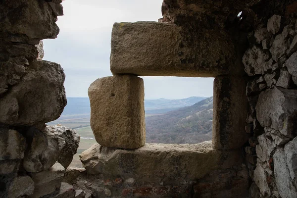 Una Vista Della Finestra Sassosa Del Vecchio Castello Sullo Sfondo — Foto Stock