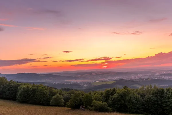 Tramonto Con Vista Sul Paesaggio Con Nuvole Completamente Colorate Arancione — Foto Stock