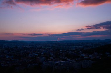 Brno şehrinin güzel manzaralı Bila Hora 'da renkli bir gün batımı. Çek Cumhuriyeti pembe ve turuncu renkte bulutlar.