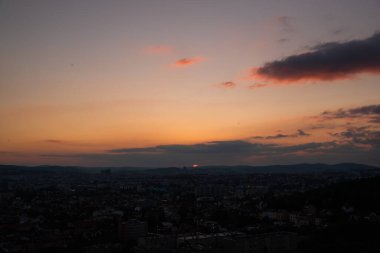 Brno şehrinin güzel manzaralı Bila Hora 'da renkli bir gün batımı. Çek Cumhuriyeti pembe ve turuncu renkte bulutlar.