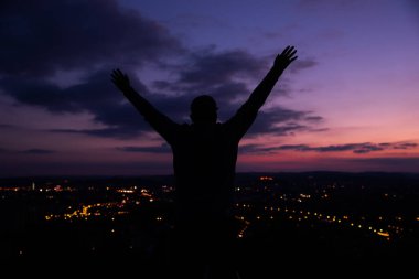 Gölge siluetçi neşeli gün batımında Bila Hora 'da şaşırtıcı manzarası olan Brno Çek Cumhuriyeti pembe ve turuncu renkleri ile birçok bulutlu ve şehir ışıklarıyla