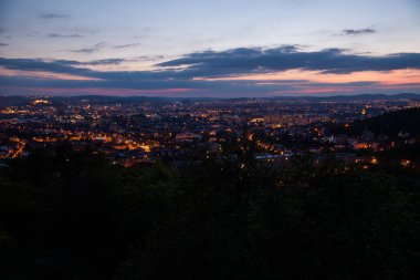 Brno şehrinin güzel manzaralı Bila Hora 'da renkli bir gün batımı. Çek Cumhuriyeti pembe ve turuncu renkte bulutlar.