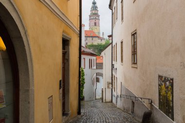 Şehrin tarihi şehri Cesky Krumlov ünlü kilise şehrine sahip bir UNESCO Dünya Mirası sahasında bahar aylarında güzel gökyüzü ve bulutlarla ele geçirildi.