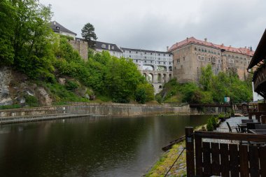 Ünlü kilise kenti Cesky Krumlov 'un tarihi Vltava nehrinin panoramik manzara manzarası, ilkbaharda güzel gökyüzü ve bulutlarla yakalanan UNESCO Dünya Mirası Alanında yer alıyor.
