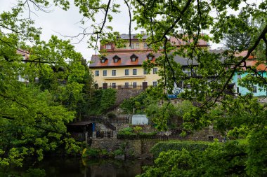 Cesky Krumlov 'un tarihi şehri Vltava Nehri ve Parkside City 